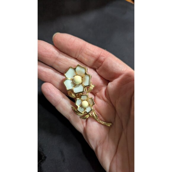 Dainty Floral Brooch & Clip-On Earrings Set Vintage White Milk Glass Gold Tone - Picture 3 of 7